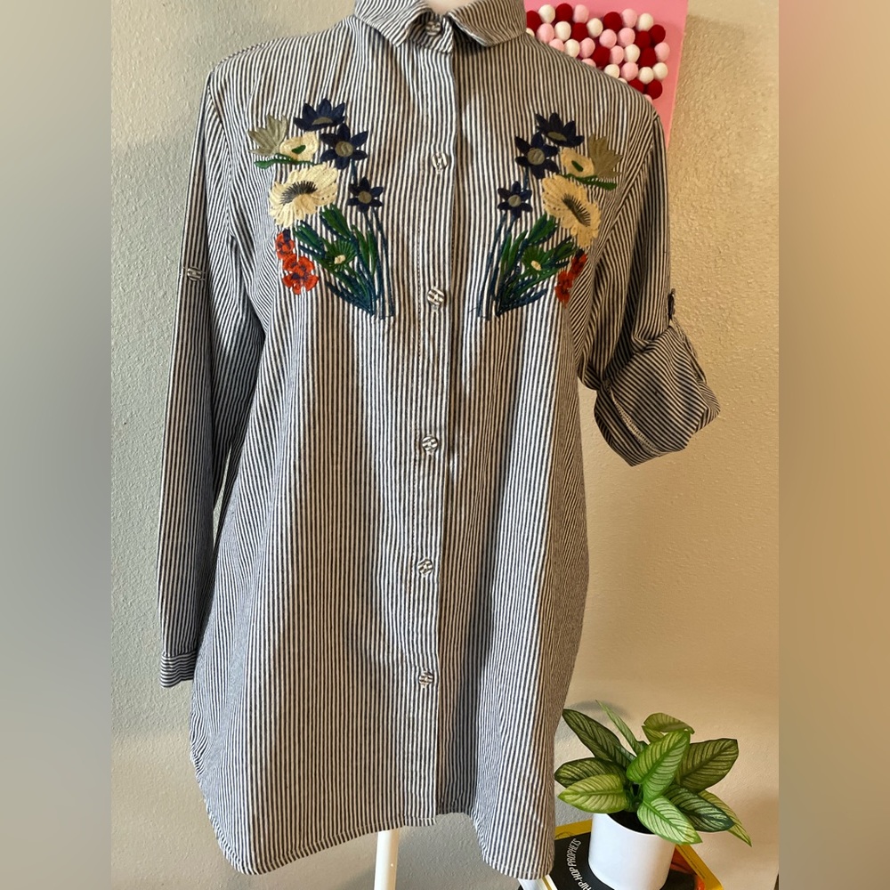 Uhh Women’s Button Down striped Blouse With Flower Embroidery -Sz L